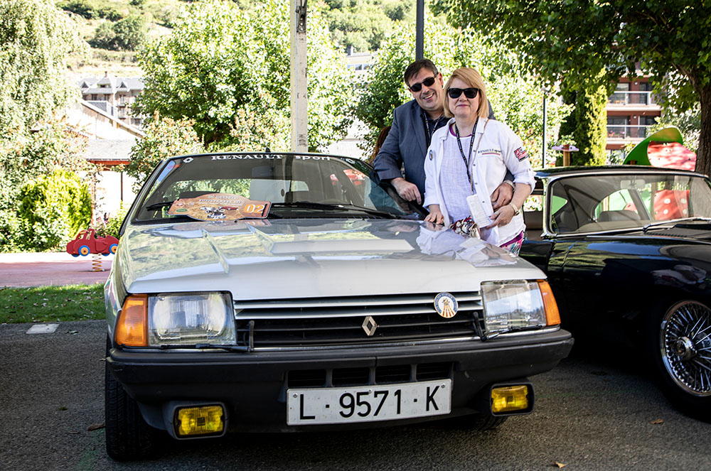 Parella al costat d'un Renault