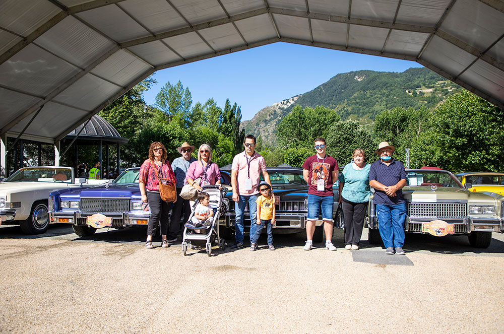 Família davant Cadillac Eldorado