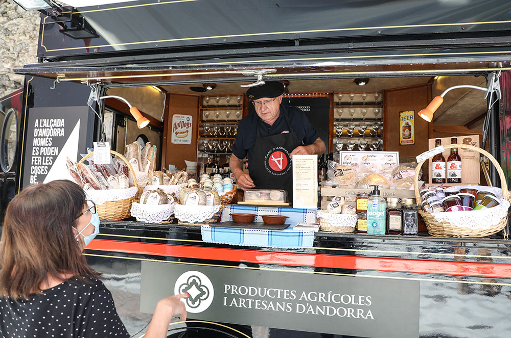 Lluís Dejuan al mercat d'Encamp
