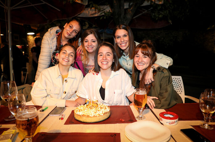 Eli Carbonell amb les seves amigues