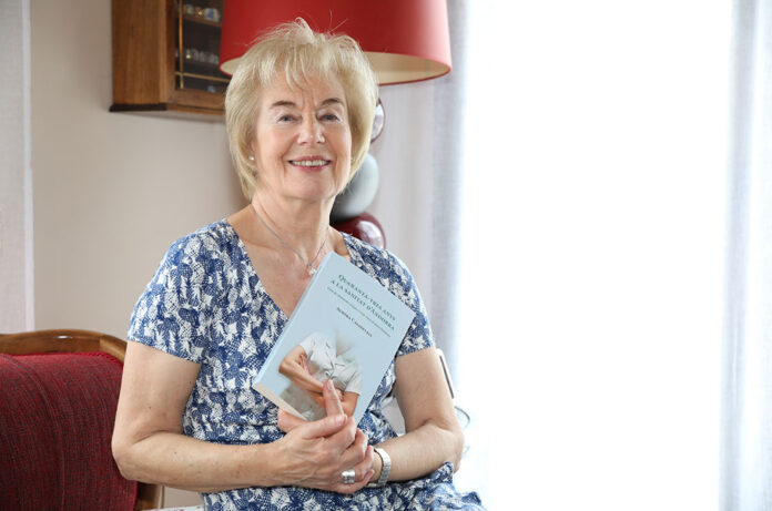 Aurora Casadevall amb el seu llibre