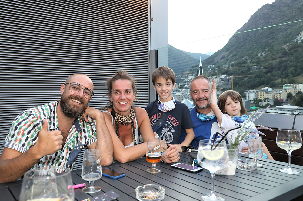 Família gaudint de la Terrassa The RoofTop Van