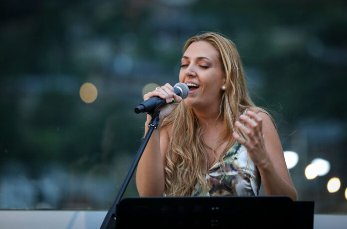Marta Mas en concert a The Rooftop Van