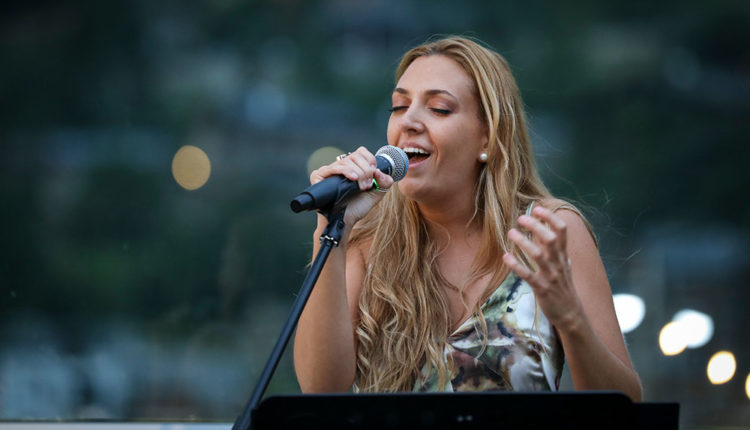 Marta Mas en concert a The Rooftop Van