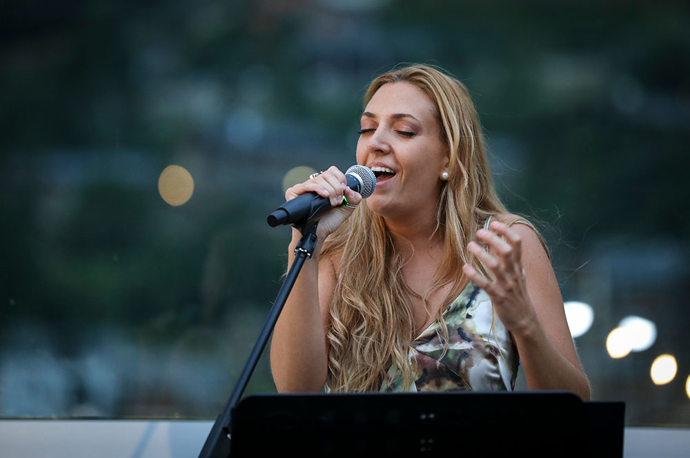Marta Mas en concert a The Rooftop Van