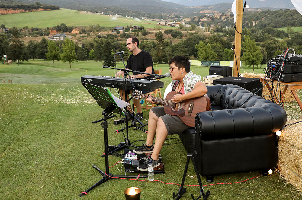 Madamme Mustash en concert a Aravell Golf