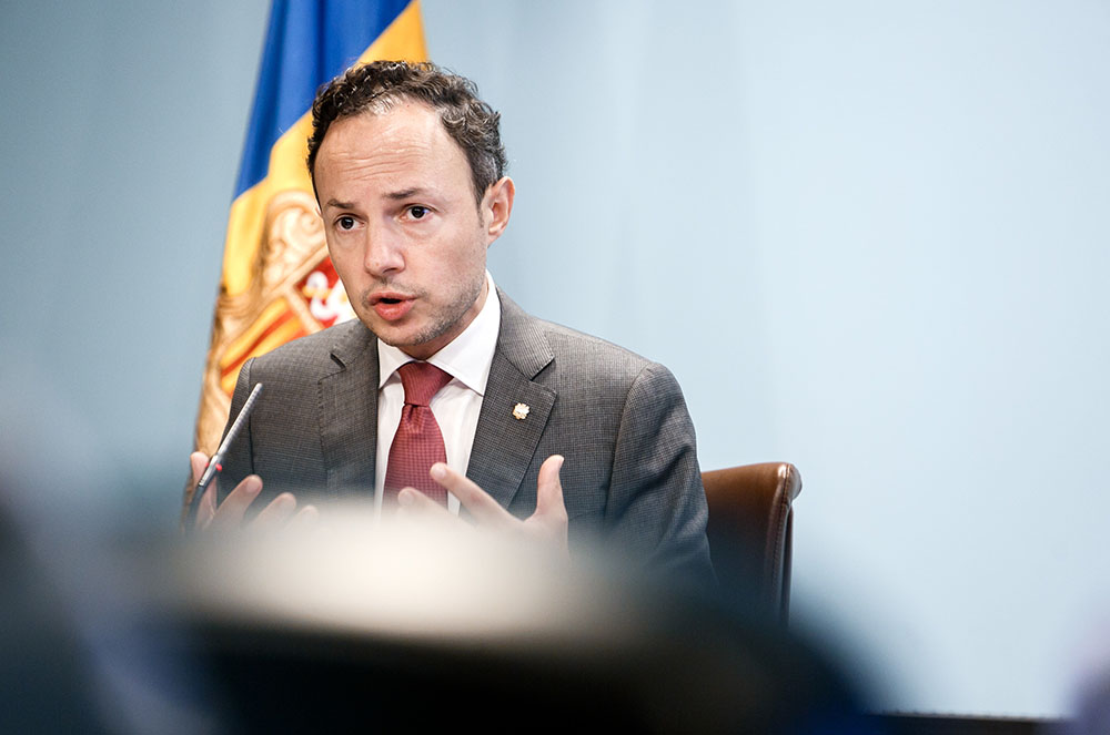 Xavier Espot anunciant noves mesures sanitàries