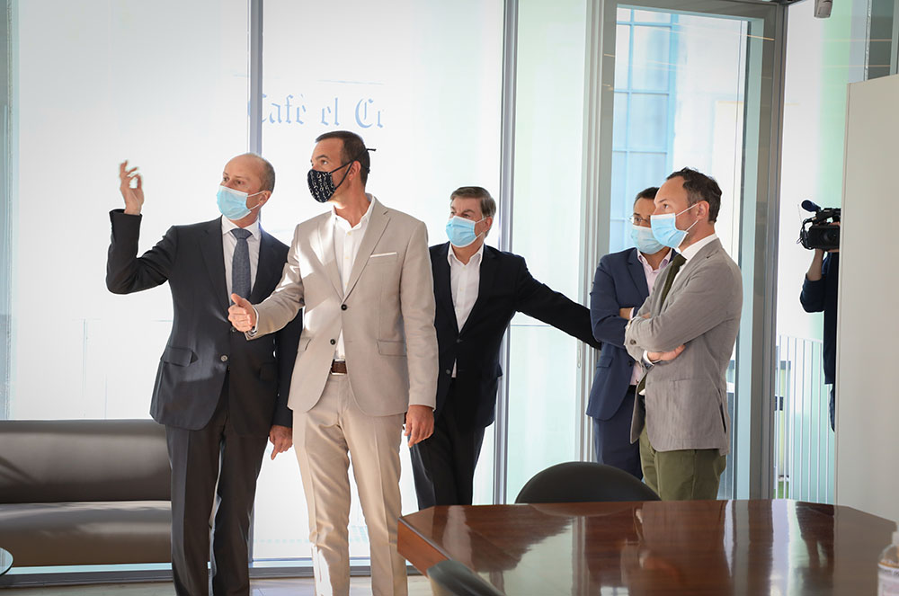 Autoritats visitant la nova seu de la justícia