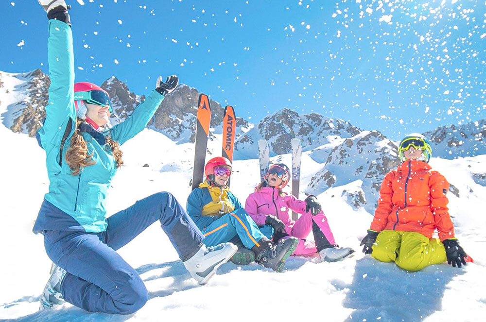 Família gaudint de l'hivern a una pista de Ski Andorra