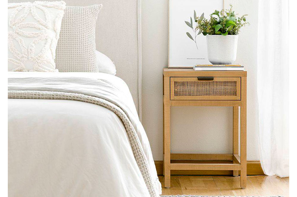 Tauleta de nit de fusta i reixeta, de Ratan