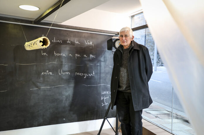 Alfons Valdès al costat del seu poema haiku