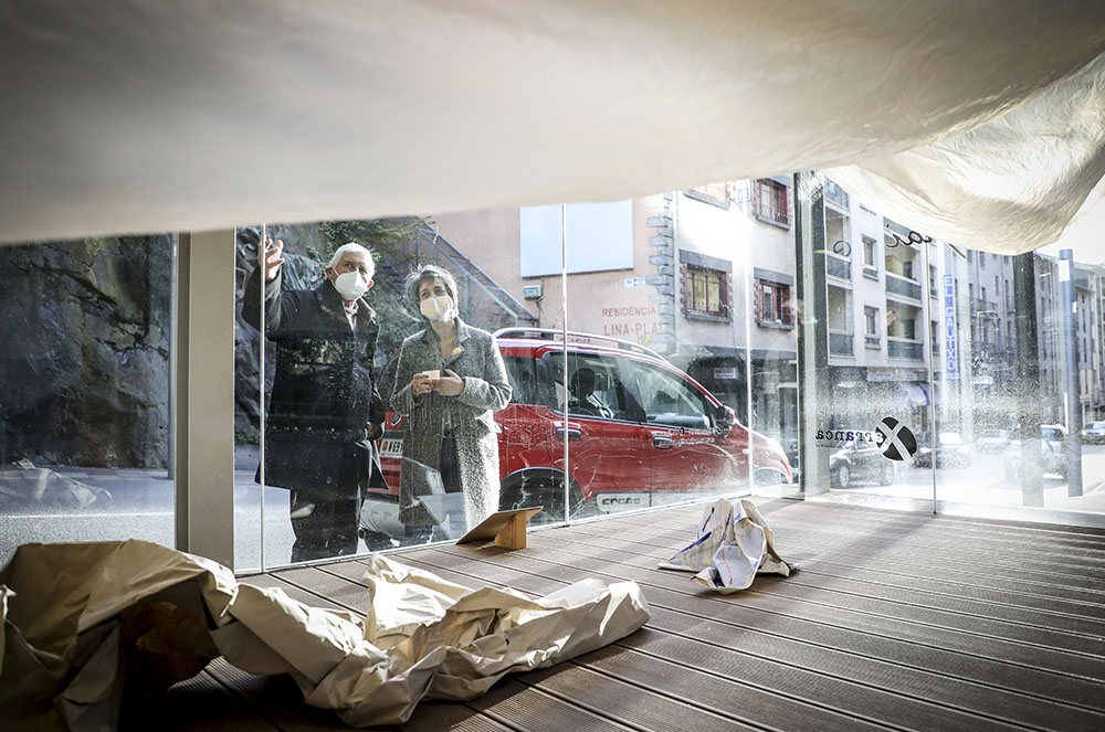 Alfons Valdès explicant el concepte de la seva obra