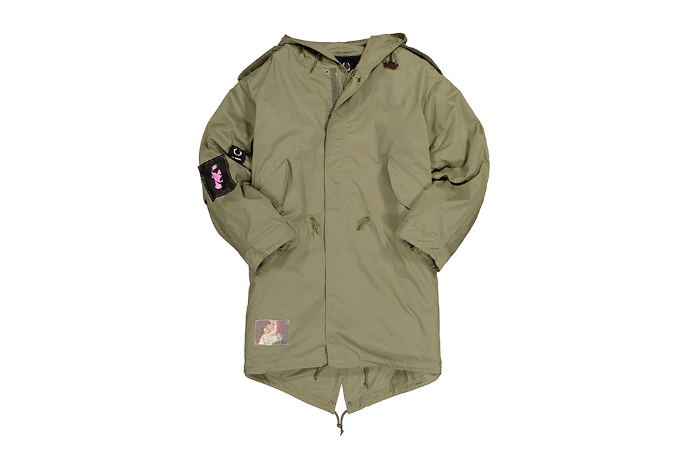 Parca de color militar, amb detalls colorits de Fred Perry