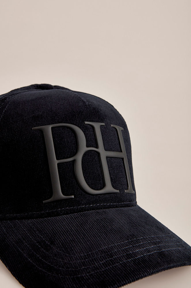 Gorra sport, amb vellut blau marí i relleu de Pedro del Hierro
