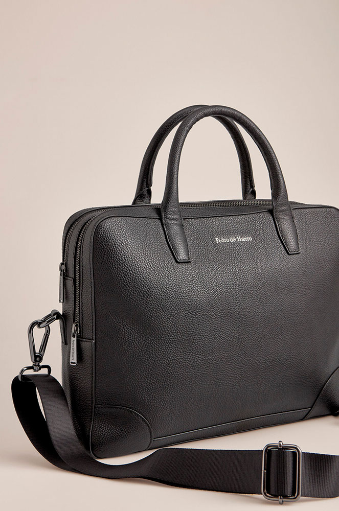 Maleta de mà de pell en color negre. Pedro del Hierro