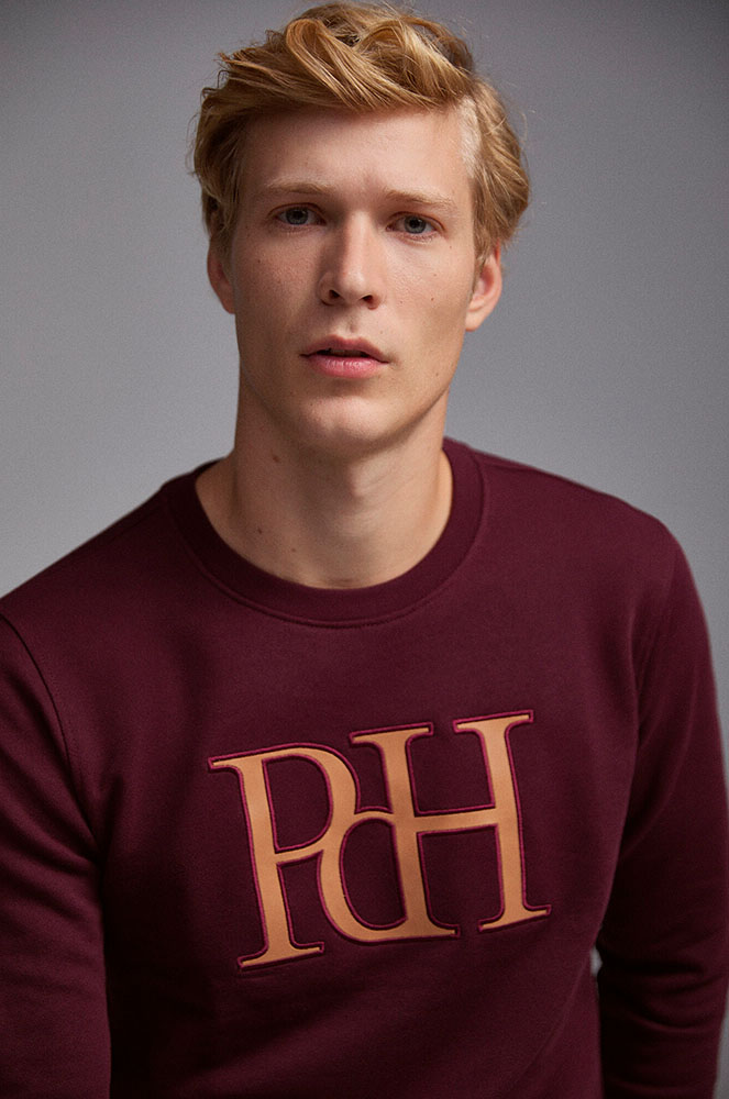 Dessuadora amb coll caixa i logo amb relleu, de Pedro del Hierro