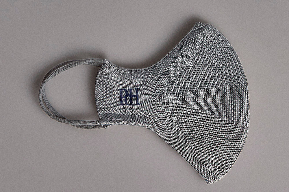 Mascareta llisa de punt amb logo de la marca Pedro del Hierro