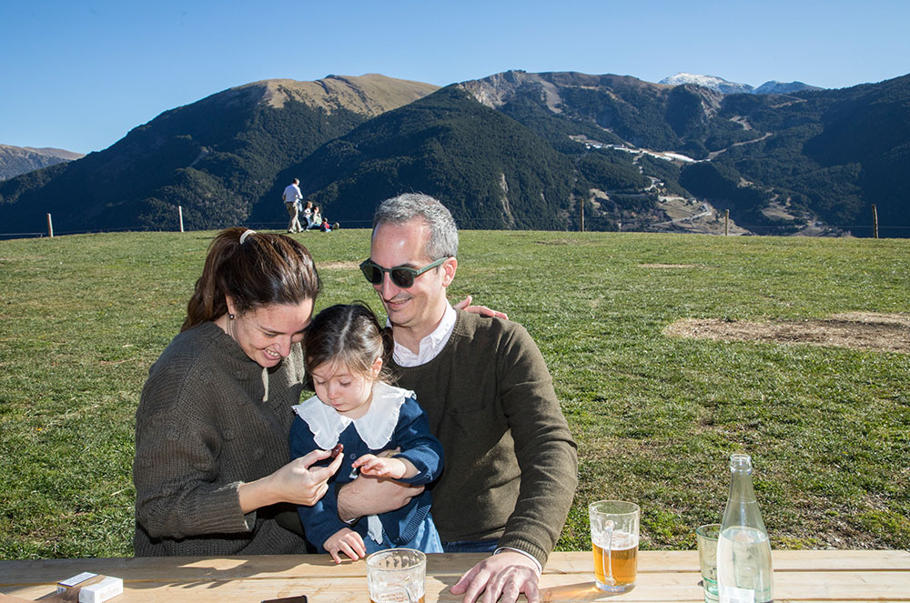 Família a la borda del pi