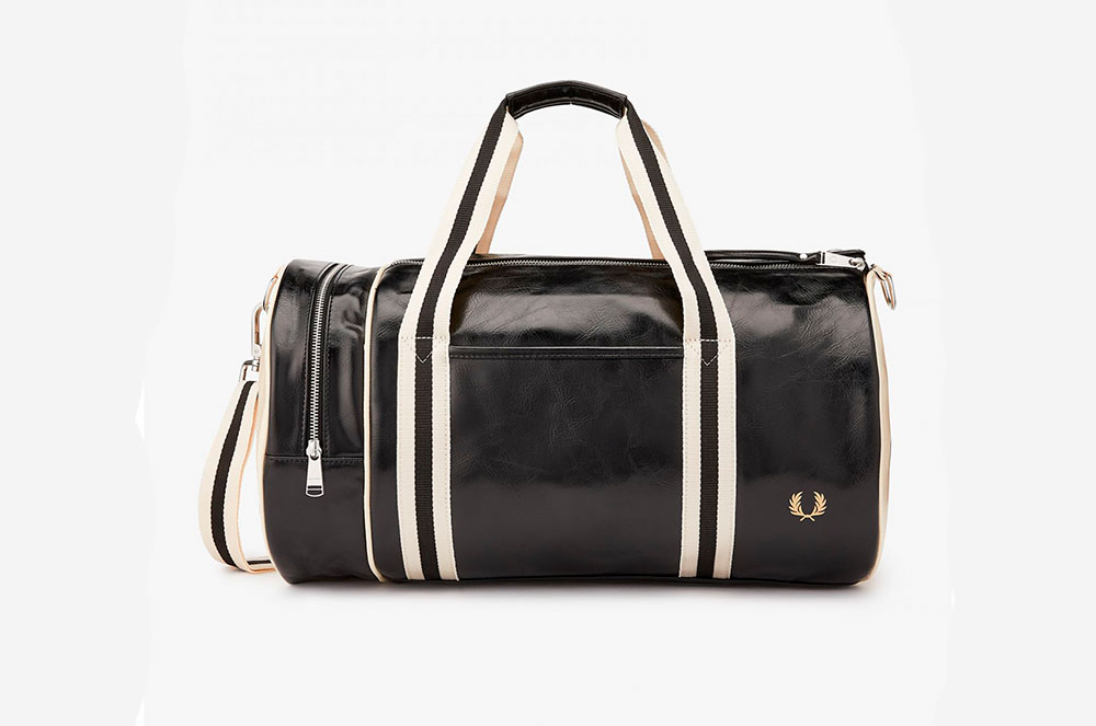 Bossa de barril, amb color negre i detalls blancs, de Fred Perry