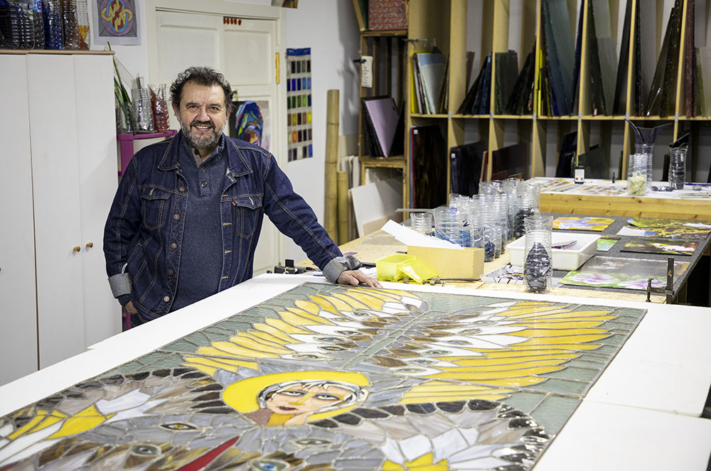 Manolo Ferrer amb una obra d'àngel