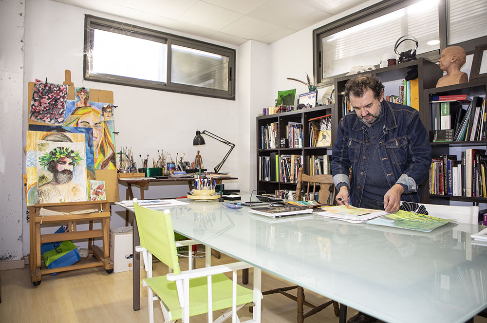 Manolo Ferrer revisant documents al seu taller