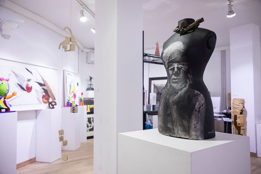 Escultura amb pintura de Sam Bosque