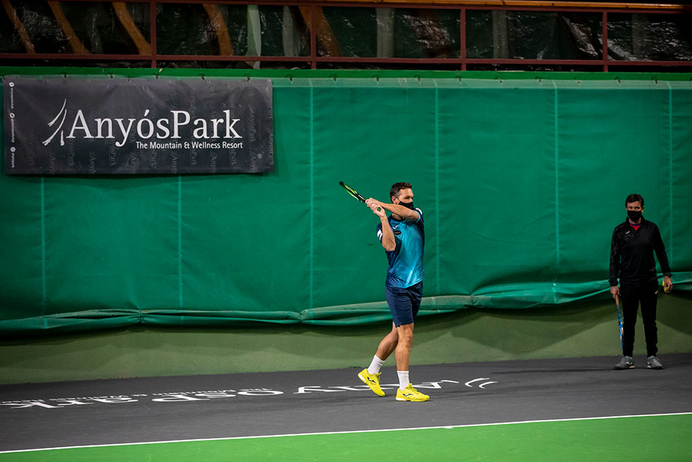 Jean-Ba Poux a la nova pista de tenis d'AnyósPark