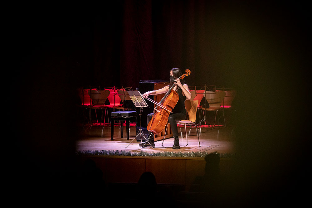 Violoncel·lista al Concert de Nadal