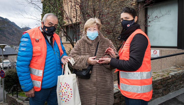 Creu Roja dona regals per Nadal