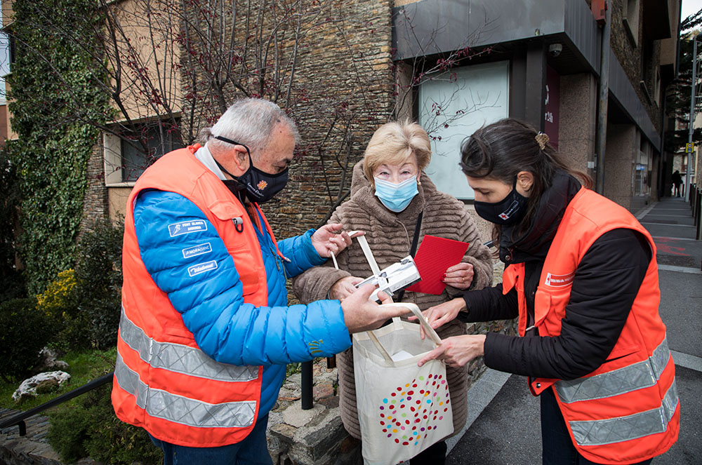 Voluntaris de la Creu Roja lliurant regals de nadal