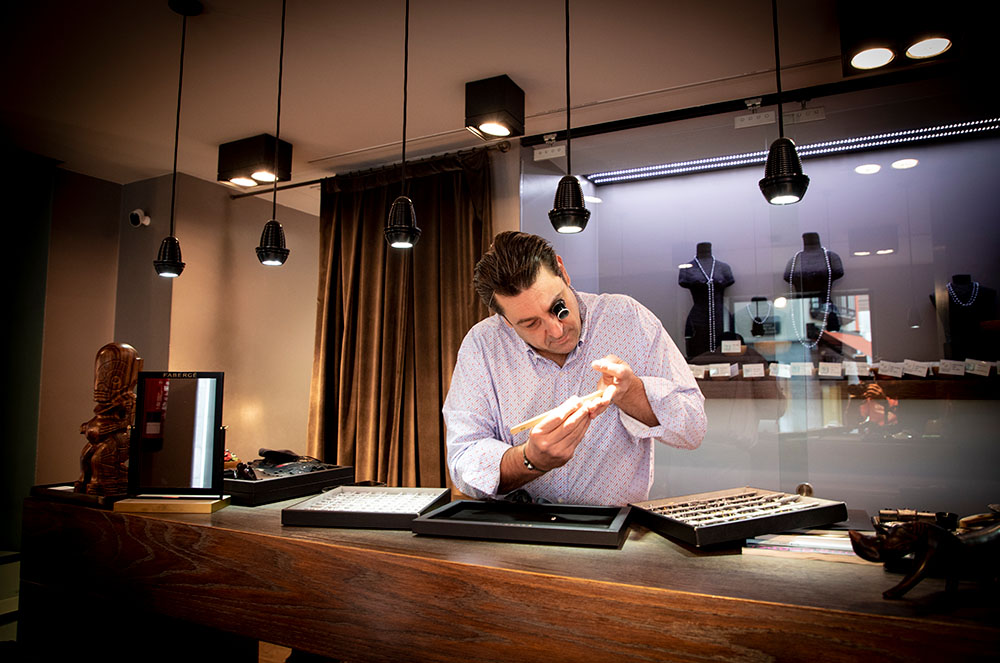 Laurent Pereira analitzant una peça a la Perleria de Tahití