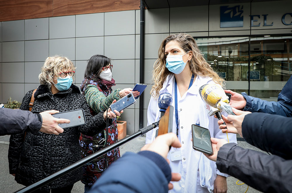 Primera doctora a rebre la vacuna