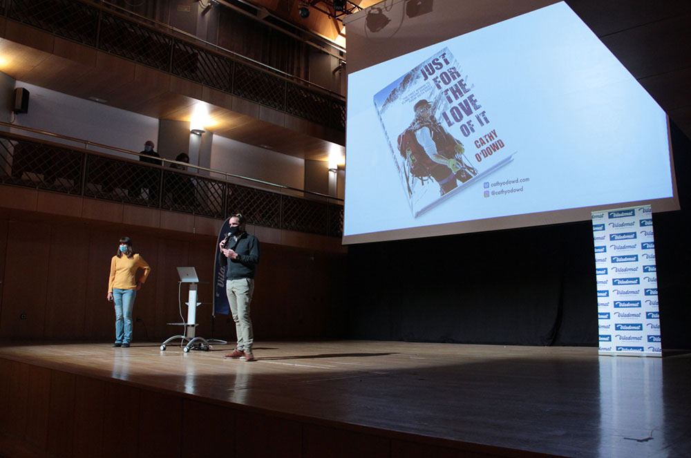 Cathy O’Dowd signa l’inici del Cicle de Cinema de Muntanya i de Viatges