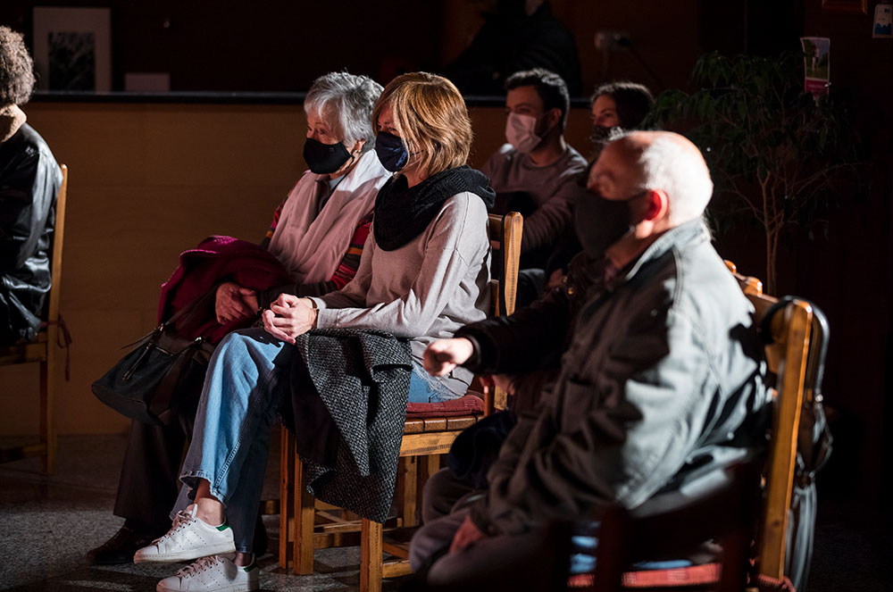 Públic a l'obra Les Molt Il·lustres a la Casa Pairal