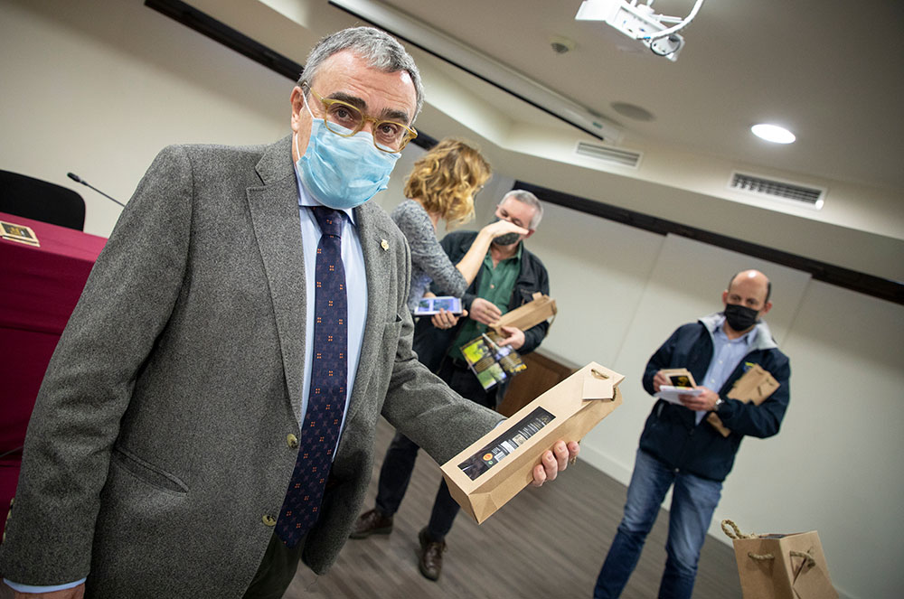 Ambaixador Àngel Ros amb oli d'oliva Elias del Sur Summum