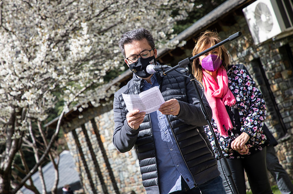 Jose Luis Carvalho a l'acte de plantació d'un arbre