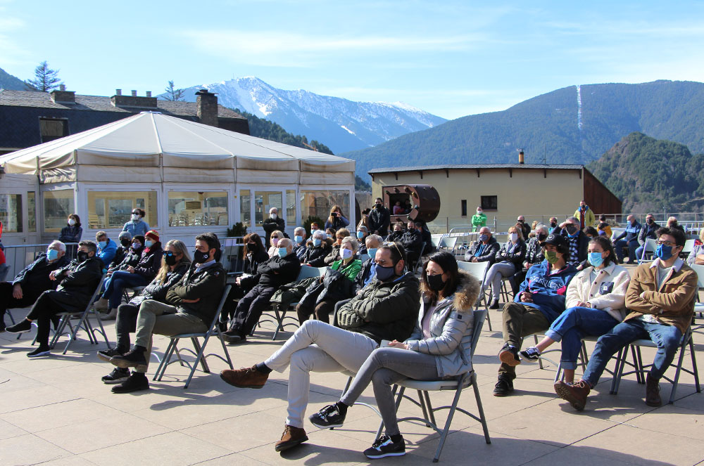 Públic gaudint del Judici als contrabandistes