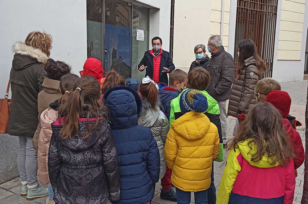 Pepe Chisvert i nens a Càritas Parroquial