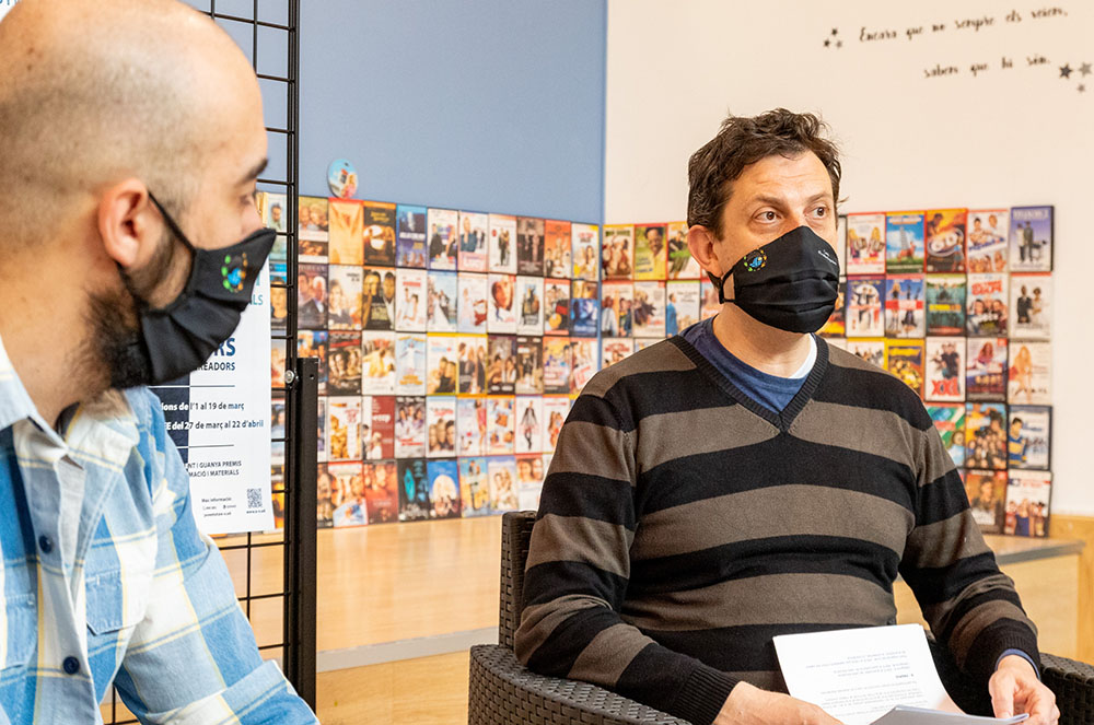 Roda de premsa de presentació de la sisena edició de Talentejant, a la seva versió d'Arts Plàstiques i visuals. Apareixen, el conseller de Serveis i Joventut, Joao Lima i el cap del departament de Joventut, Miquel Ángel Millán.