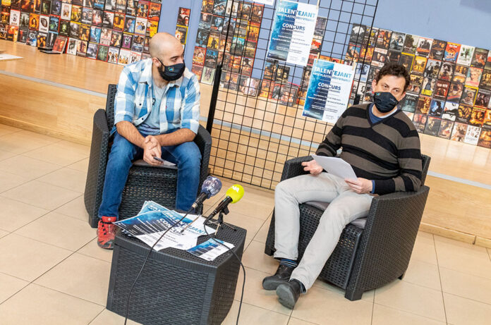 Roda de premsa de presentació de la sisena edició de Talentejant, a la seva versió d'Arts Plàstiques i visuals. Apareixen, el conseller de Serveis i Joventut, Joao Lima i el cap del departament de Joventut, Miquel Ángel Millán.