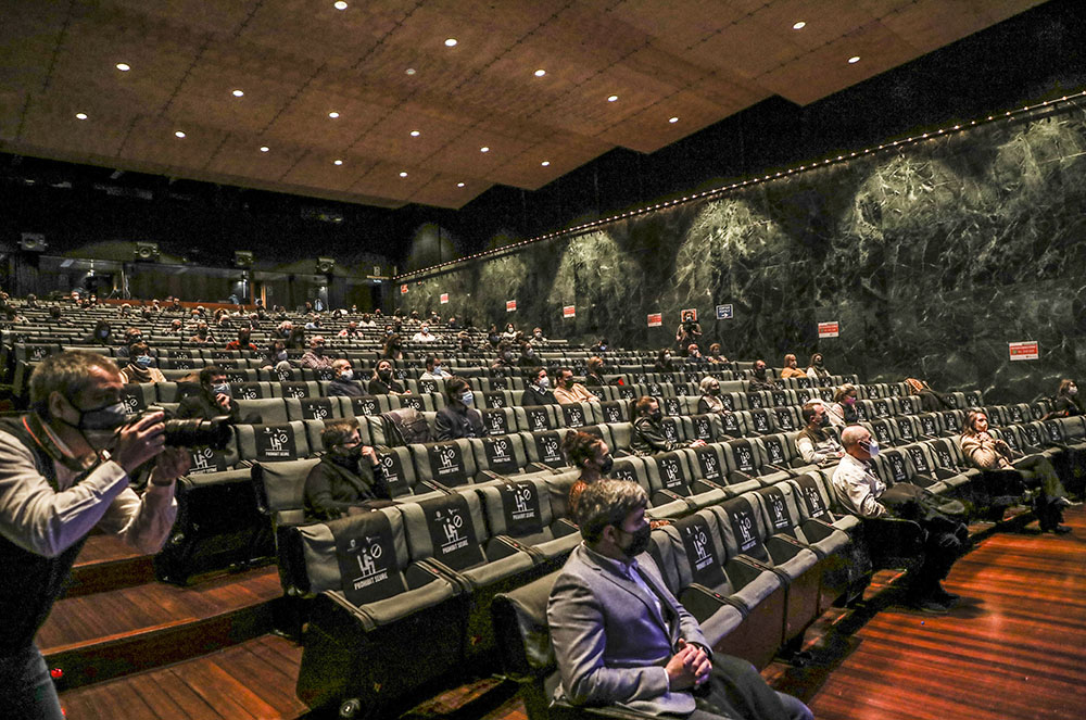 públic a la reunió del poble