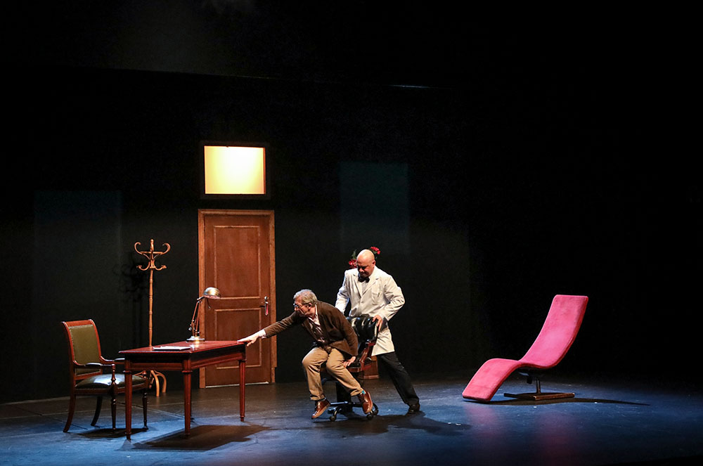 Moment de l'obra alguns neixen estrellats