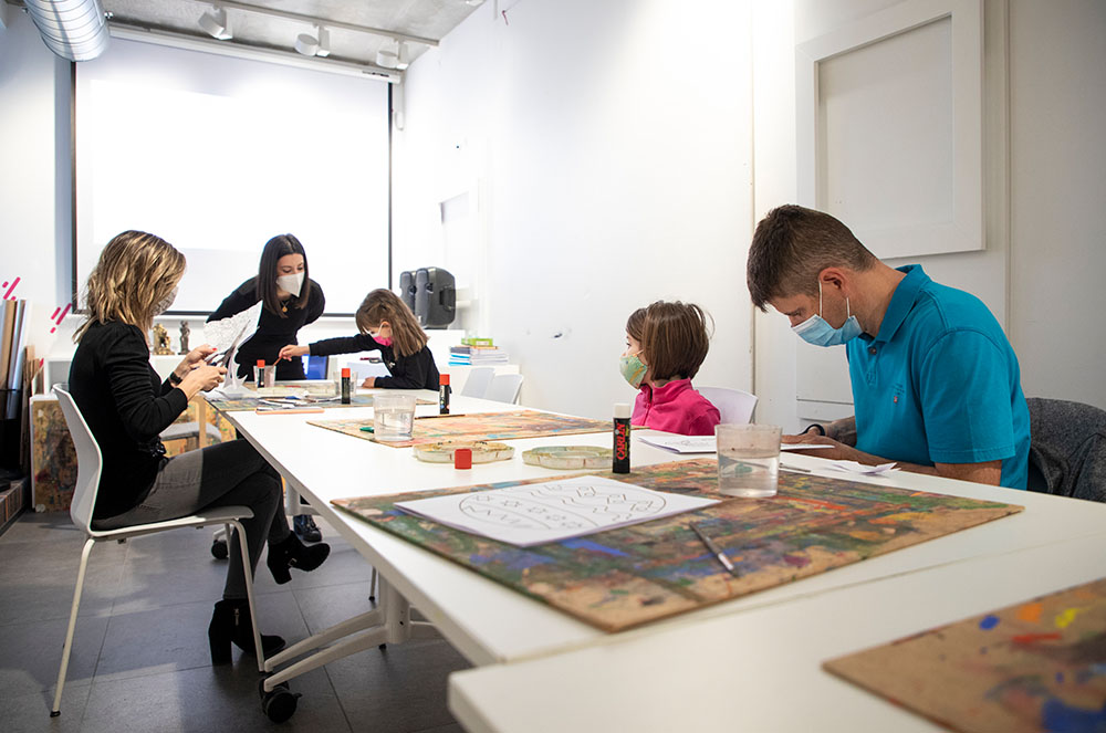 Alícia Luño al taller del Museu Carmen Thyssen Andorra