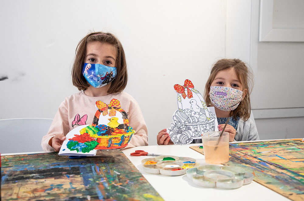 Nenes al taller de pasqua del Museu Carmen Thyssen