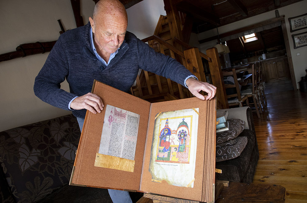 Miquel Huguet mostrant Armenia Aeterna