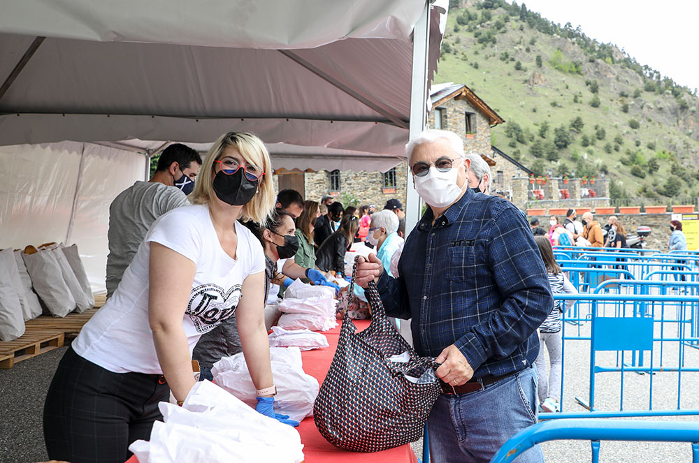 Repartiment de pa a l’Aplec de Canòlich