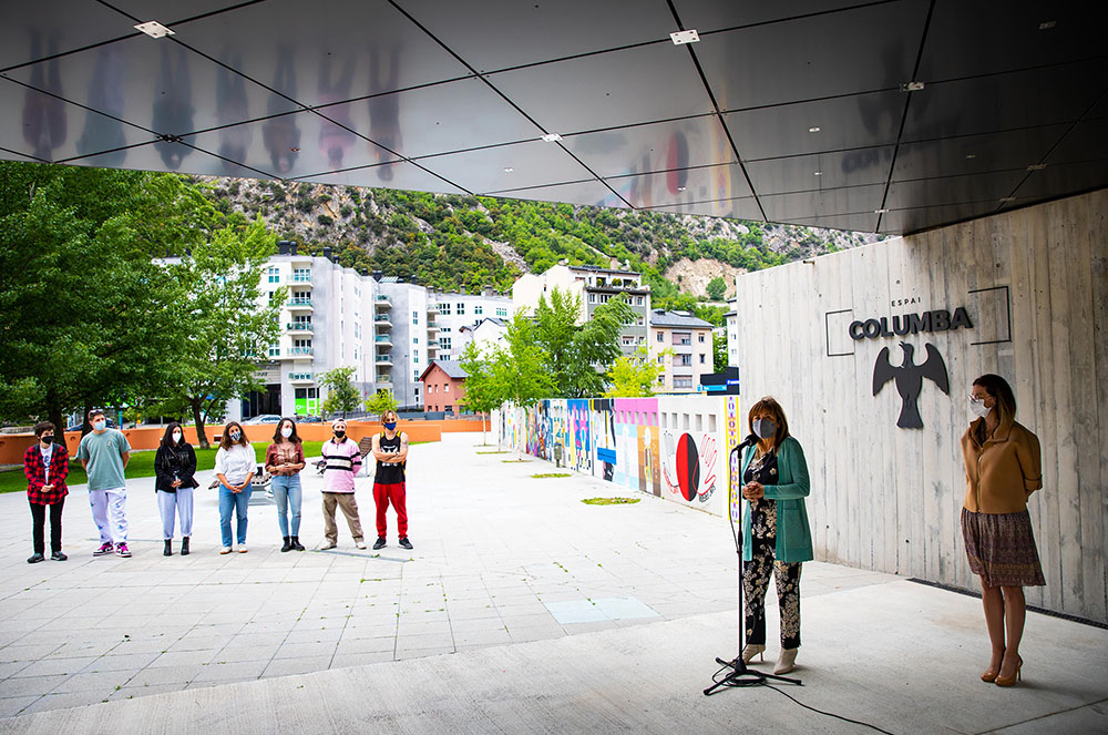 Autoritats a l'exterior de l'espai columba