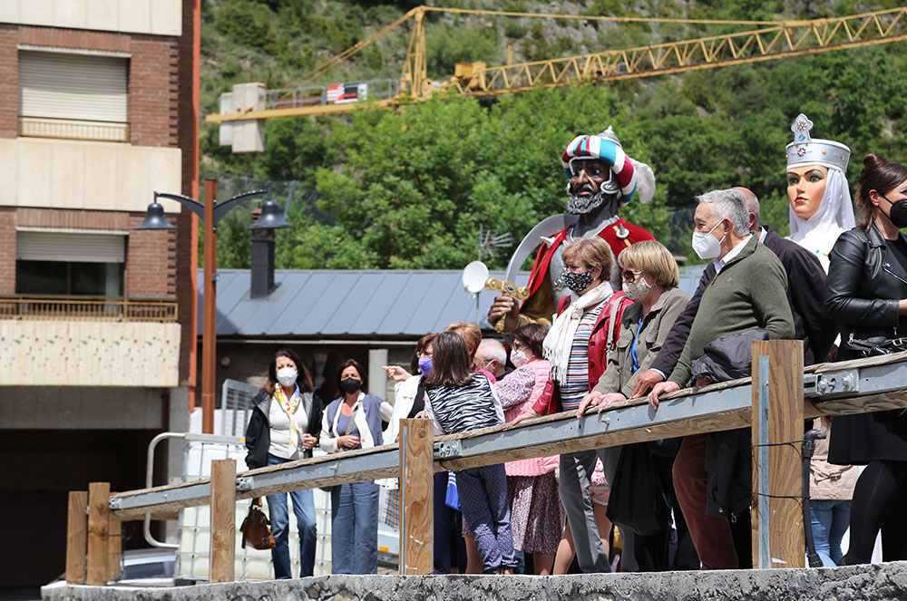 Presentació pública dels tres murals pintats a la parròquia dins del projecte Murs que Parlen