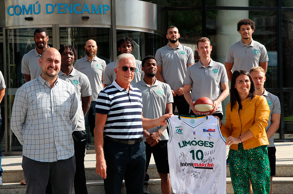 Laura Mas i una samarreta commemorativa del Limoges