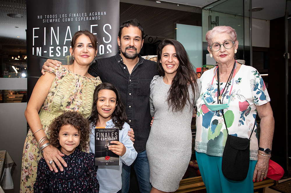 Christian G. Huete autor de ‘Finales in-esperados’ i amics